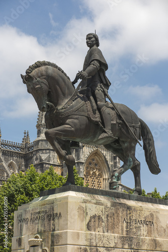 Statua Nuno Alvares Pereira na koniu w Batalha