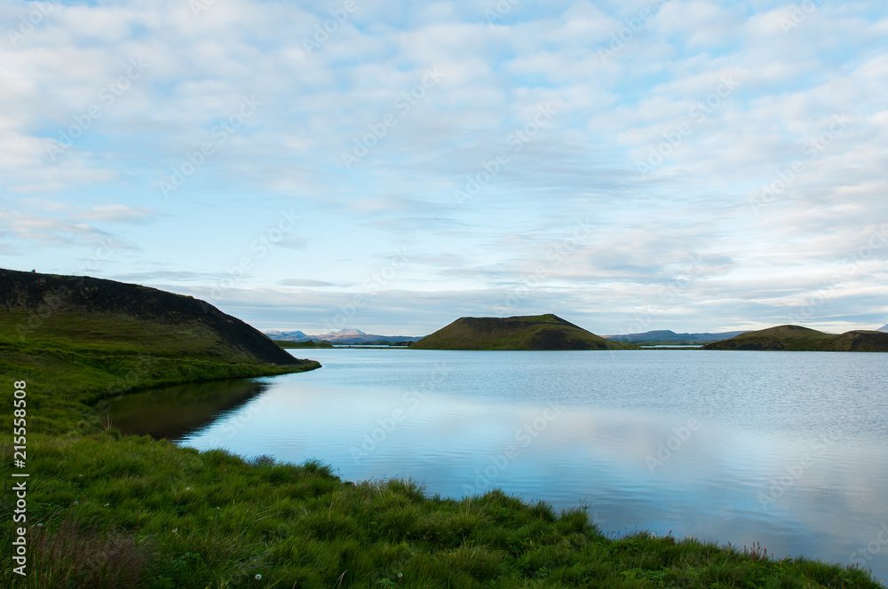 Paisagem deslumbrante do lago Skutustaoagígar, na Islândia