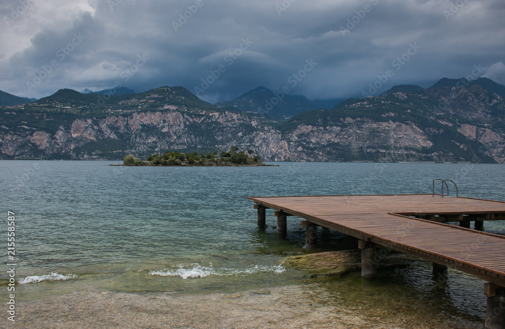 Panorama del lago di Garda prima del temporale