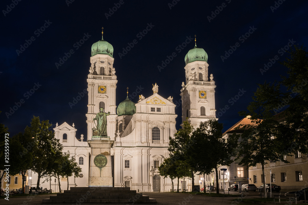 Passauer Dom St. Stephan bei Nacht