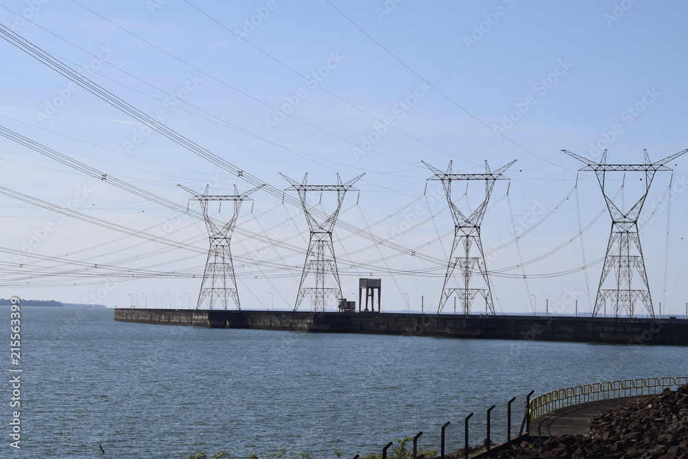Torre de distribuição elétrica na grande represa da Usina de Itaipu. Lagoa artificial