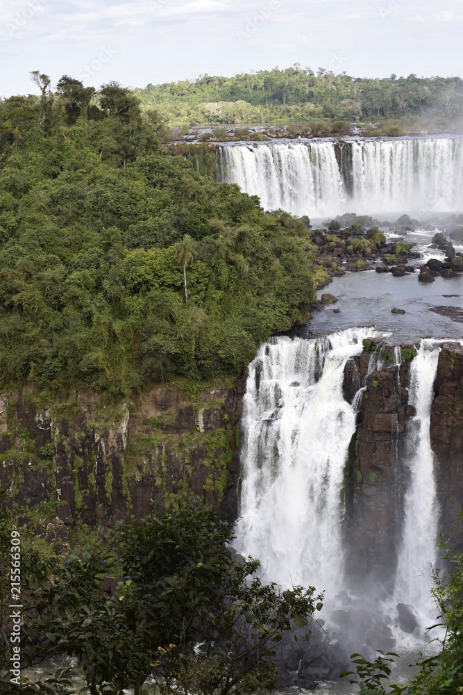 Cataratas do Iguaçu no Brasil. queda d'água de cachoeira. 