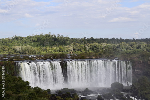 Cataratas do Iguaçu no Brasil. queda d'água de cachoeira. 