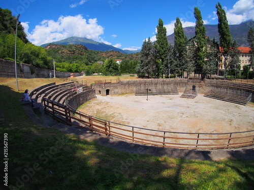 Fotografija ville de susa dans le piémont en italie, amphitéathre romain