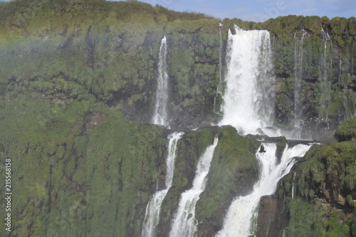 Arco iris nas Cataratas do Igua  u no Brasil. queda d   gua de cachoeira. 