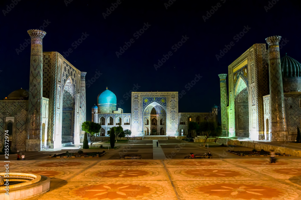 Fototapeta Panoramic view of Registan square at night - Samarkand, Uzbekistan - The three madrasahs of the Registan are : the Ulugh Beg Madrasah, the Tilya-Kori Madrasah and the Sher-Dor Madrasah.