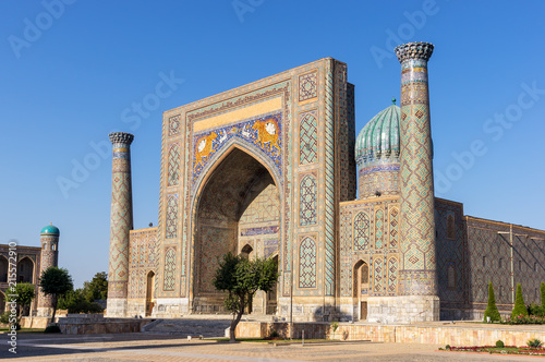 Sunset on Sher-Dor Madrasah in Registan square. In the 17th century the ruler of Samarkand, Yalangtush Bakhodur, ordered the construction of the Sher-Dor madrasah.
