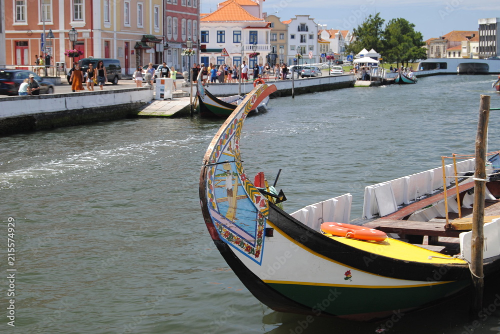 Ria dentro da cidade - proa de moliceiro com vista de um canal e cidade de Aveiro em portugal - barco típico da ria de Aveiro