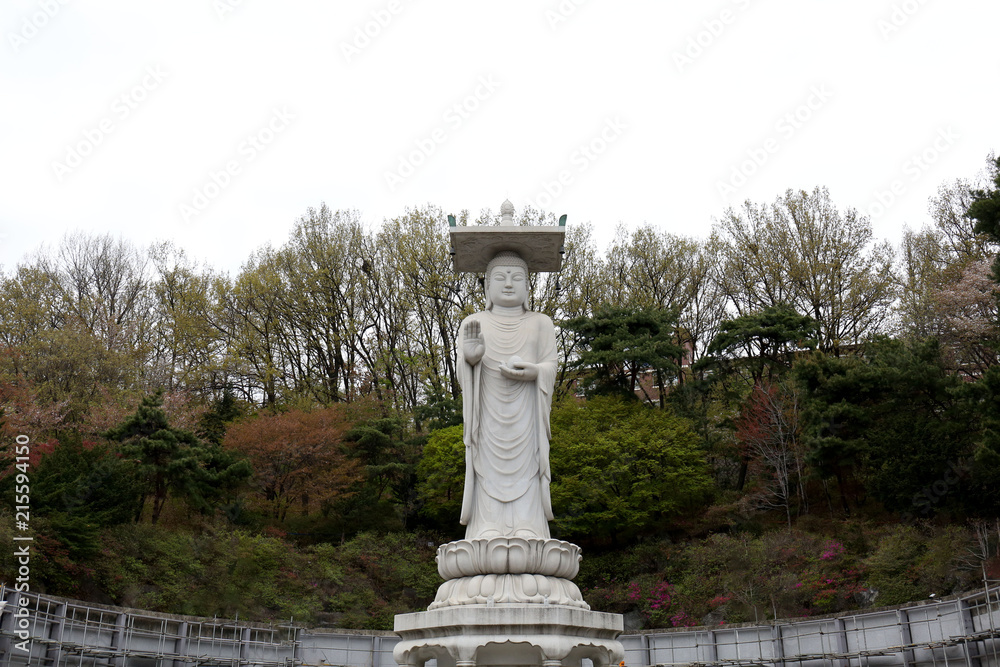 Obraz premium Once known as Gyeonseongsa Temple, Bongeunsa Temple is located north of COEX, and was constructed in the 10th year of Silla King Weongseong’s reign (794). In 1498, Queen Jeonghyeon refurbished Gyeonse