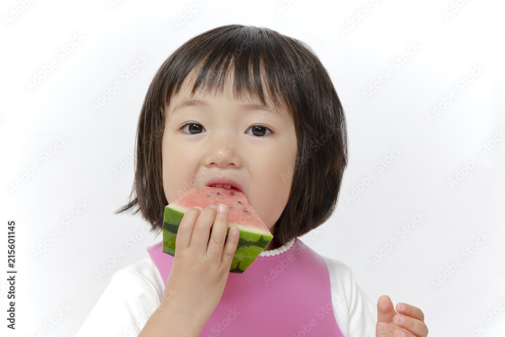 スイカを持ち大きな口を開ける幼い女の子 スイカを持ち大きな口を開ける幼い女の子