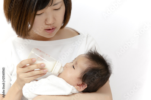 新生児の子に授乳する若い母親のアップ photo