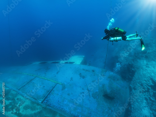 Ein technischer Taucher erforscht ein gesunkenes Wrack in dem Ägäischen Meer in Griechenland