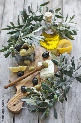 Obraz na plátně Olives an olive oil