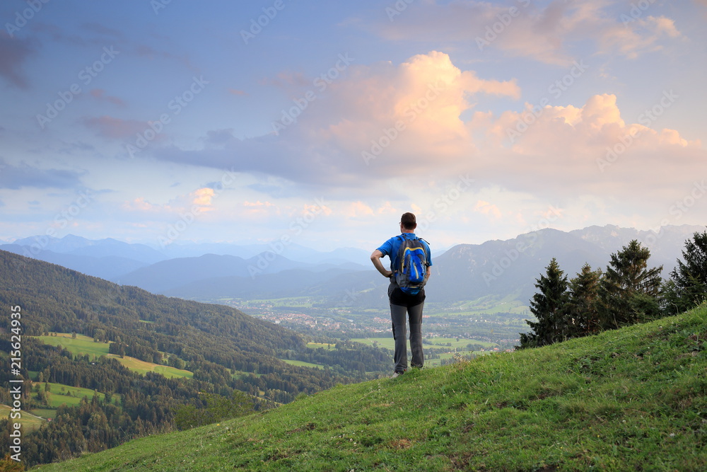 Wanderer auf Anhöhe