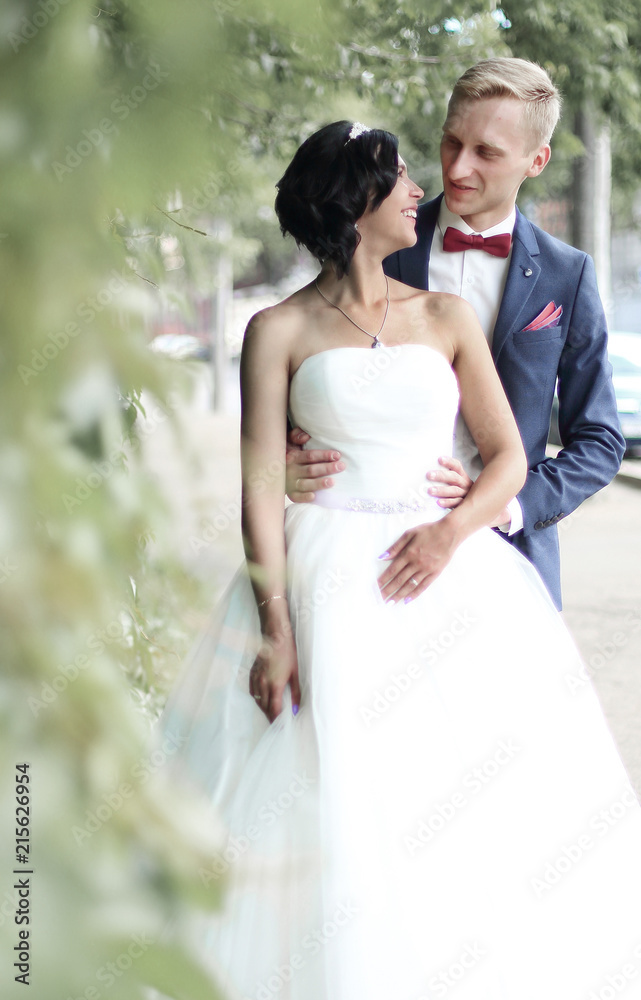 couple strolling the city Boulevard on the wedding day