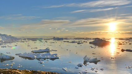 Papier peint photo Arctique Soleil de minuit au Groenland arctique  © Hortigüela