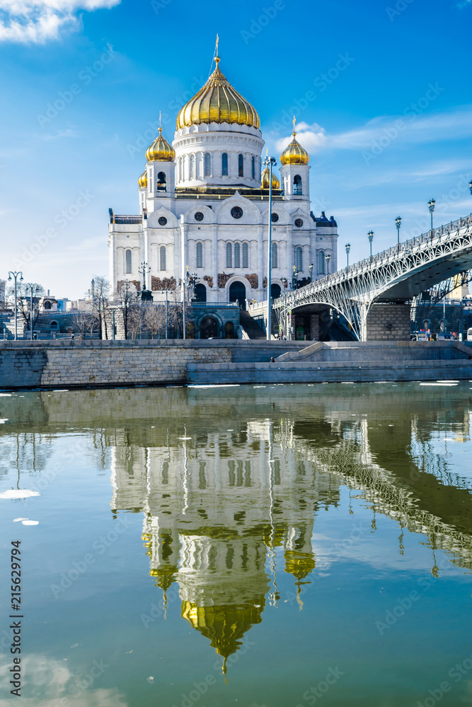  Cathedral of Christ the Savior with bridge over the Moscova river and blue sky, Moscow, Russia