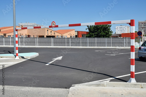 Portique pour interdire l'accès des véhicules de plus de 2 mètres de hauteur.