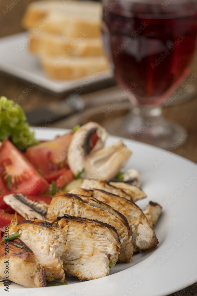 gegrilltes Hähnchen auf Salat