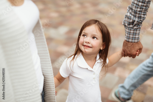Fotografia Waist up portrait of little kid looking at mom with joy