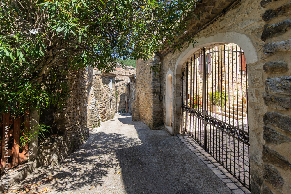 Obraz premium Rue étroite dans le village médiéval de Saint Montan