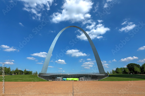 Obraz na płótnie St. Louis, Missouri - May 24, 2018: The St. Louis Gateway Arch in Missouri located at the Gateway Arch National Park. w salonie