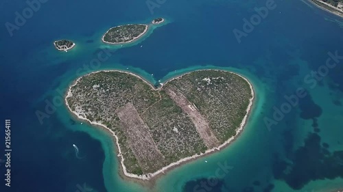 Vista aerea dell’isola a forma di cuore, Croazia, isola degli innamorati, Otok Galesnnjak, isolotto, scoglio. Chiamato anche otok za Zaljubljene, isola dell’amore. Comune di Torrette. photo