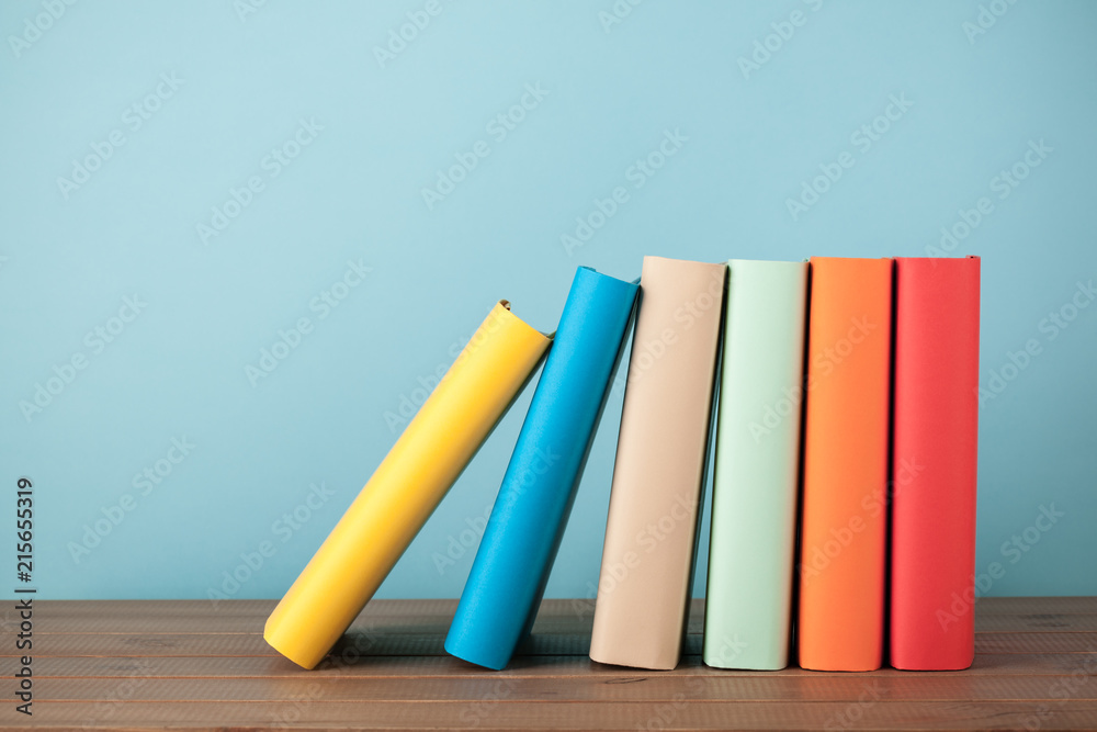 Obraz premium Stack of books on wooden table