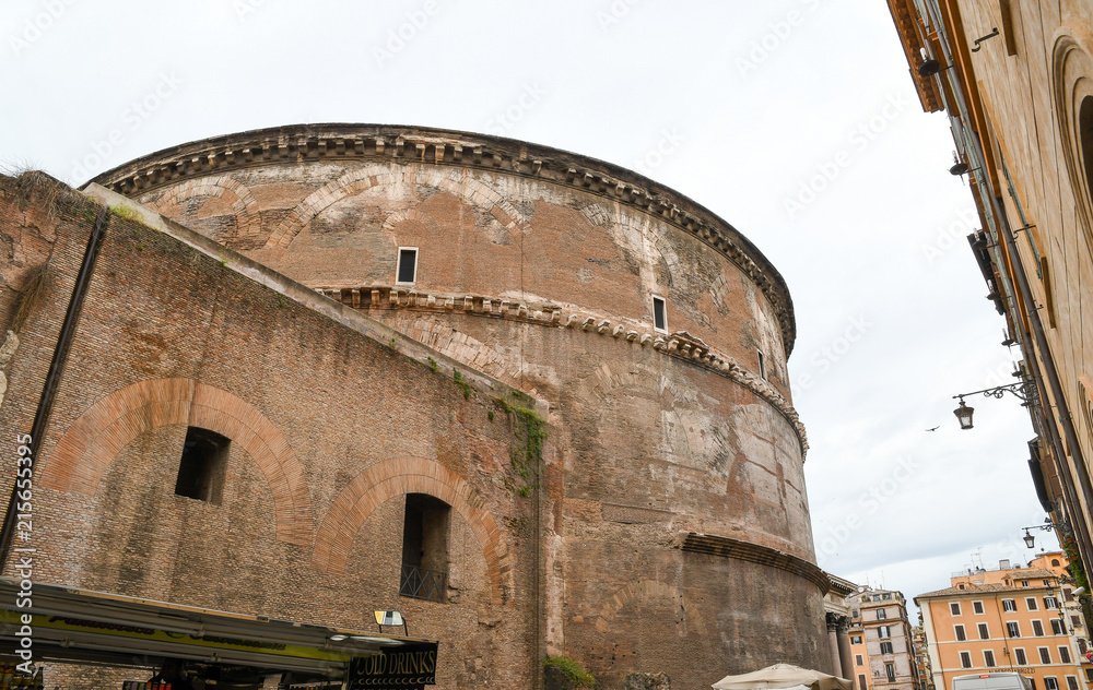 ローマ市内の古代遺跡（イタリア）　パンテオンのドーム部分の外側
