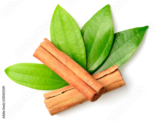 Fotografia cinnamon sticks with fresh leaves isolatd on the white background, top view