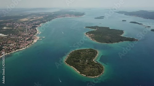 Vista aerea dell’isole sulla costa della Croazia, isola di Ugljan nella Dalmazia settentrionale, e isole minori, Otok Galesnnjak. Isola dell’amore. Comune di Torrette. Biograd na Moru