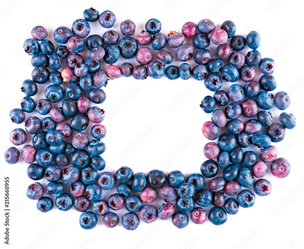 Obraz premium Fresh blueberries and leaves, berry frame isolated on white background, top view, frame