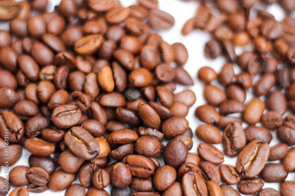 Naklejka premium Coffee beans close up, white background