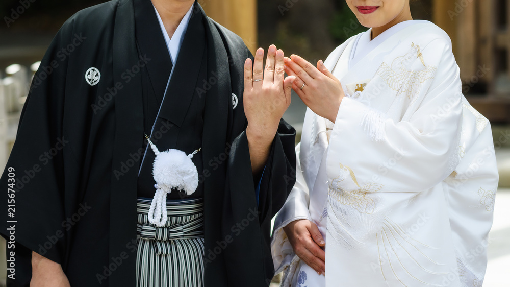Obraz premium Japońska para pokazuje obrączkę ślubną