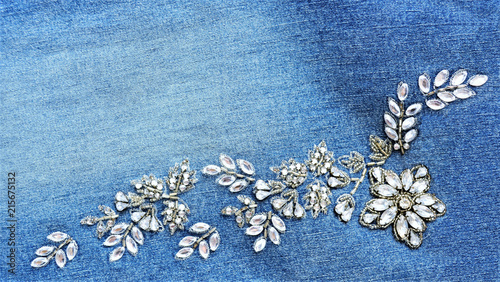Jeans Detail - Perlenstickerei - Patches - Blumenranke aus Edelsteinen