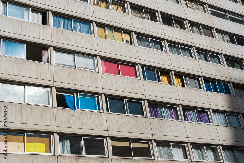 immeuble cité quartier habiter se loger dormir fenêtre rideau coleur coloré vivre vif construire béton urbain ville