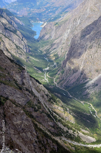 La vallée encaissée de la Romanche et le Lac du Chambon