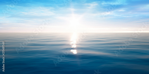 Sonnenuntergang am Meer mit leichten Wellen