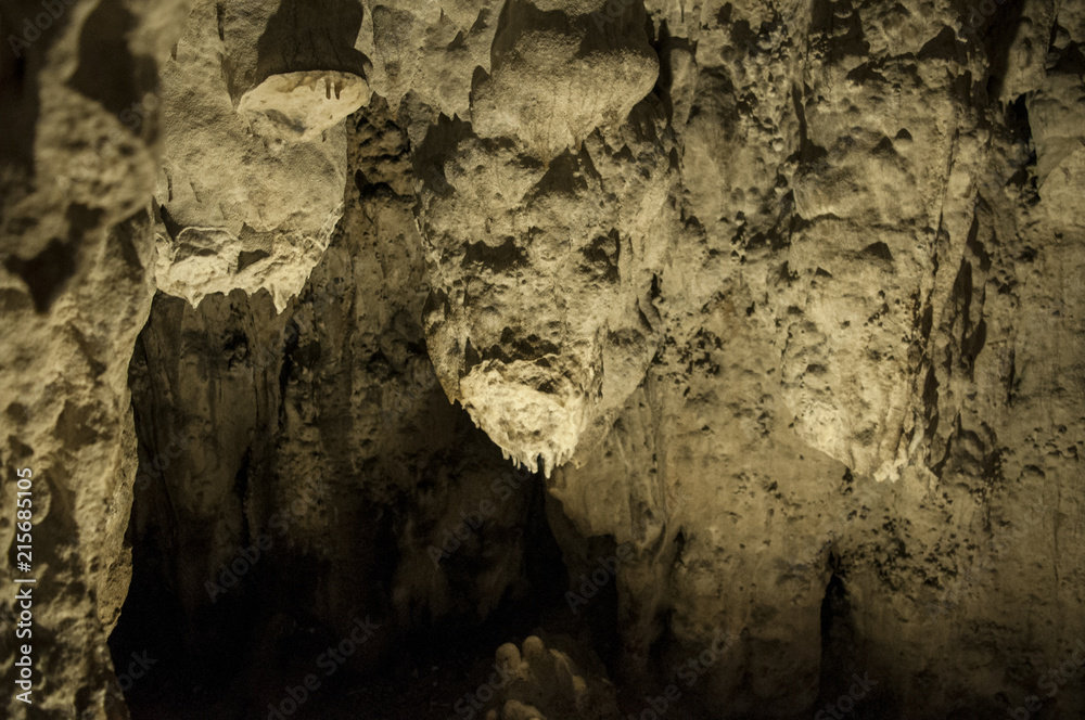 Croazia, 26/06/2018: rocce, stalattiti e stalagmiti nelle Grotte di Barać, registrate per la prima volta nel 1699, vicino al villaggio di Nova Kršlja, nella zona dei laghi di Plitvice