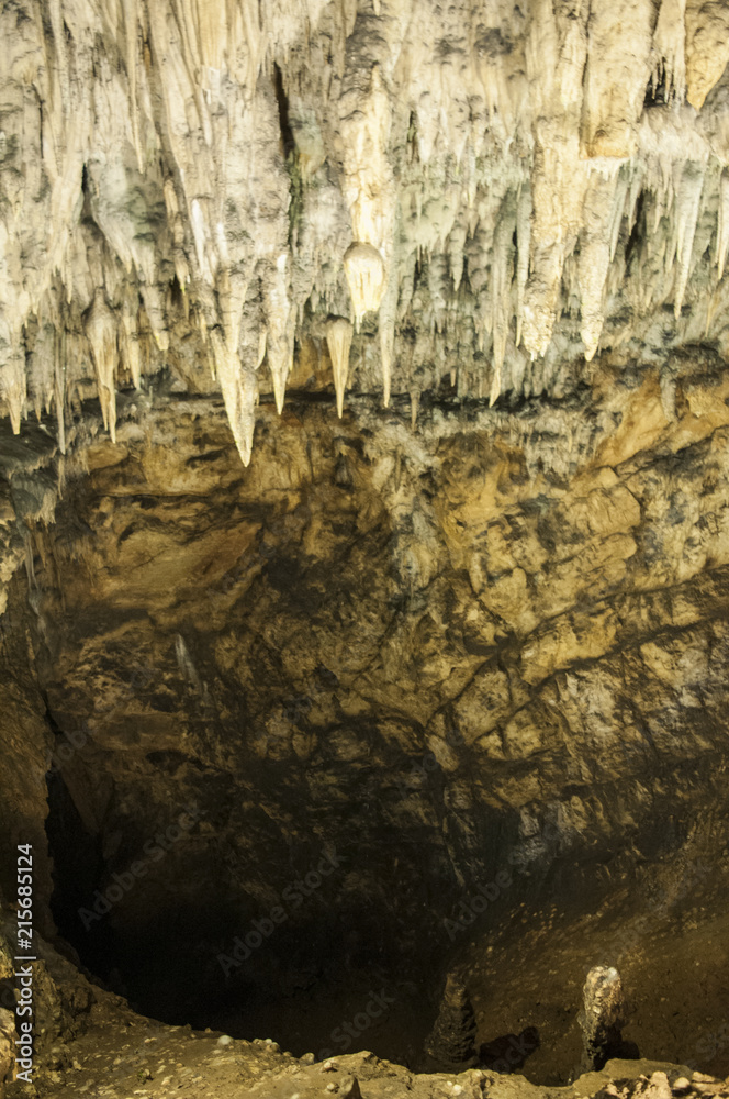 Croazia, 26/06/2018: rocce, stalattiti e stalagmiti nelle Grotte di Barać, registrate per la prima volta nel 1699, vicino al villaggio di Nova Kršlja, nella zona dei laghi di Plitvice
