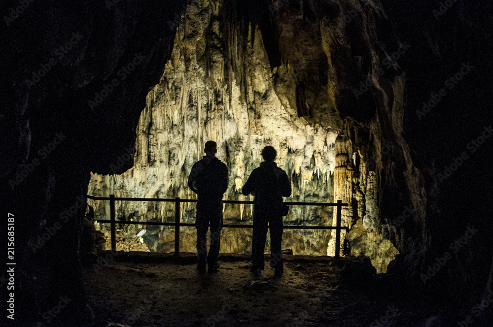 Croazia, 26/06/2018: due uomini di spalle nelle Grotte di Barać, registrate per la prima volta nel 1699, vicino al villaggio di Nova Kršlja, nella zona dei laghi di Plitvice