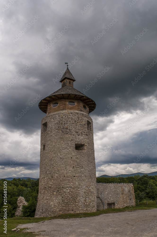 Croazia, 26/06/2018: cielo nuvoloso e tempestoso con vista del castello della città vecchia di Drežnik (Stari Grad Drežnik), piccolo villaggio nella zona dei laghi di Plitvice