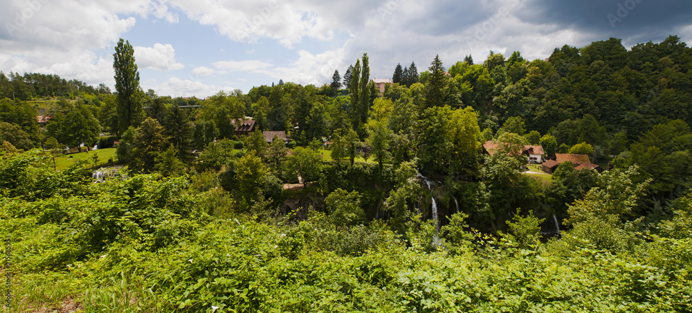 Croazia, 26/06/2018: vista panoramica di Rastoke, il centro storico del comune di Slunj, con le sue case di legno, gli antichi mulini ad acqua e le cascate nel fiume Korana Croazia, 26/06/2018: vista panoramica di Rastoke, il centro storico del comune di Slunj, con le sue case di legno, gli antichi mulini ad acqua e le cascate nel fiume Korana