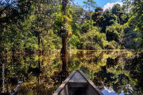 Navegando en un bote de madera a través del bosque inundado en Leticia, región de Amazonas, Colombia.