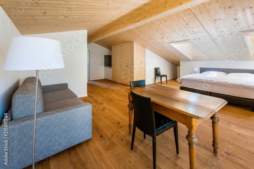 Hotelzimmer unter dem Dach