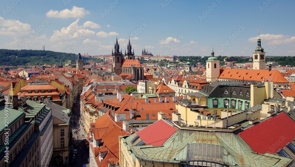 Stare miasto, Praga - stolica Czech - widok z wieży nad Bramą Prochową na zabytkowe centrum