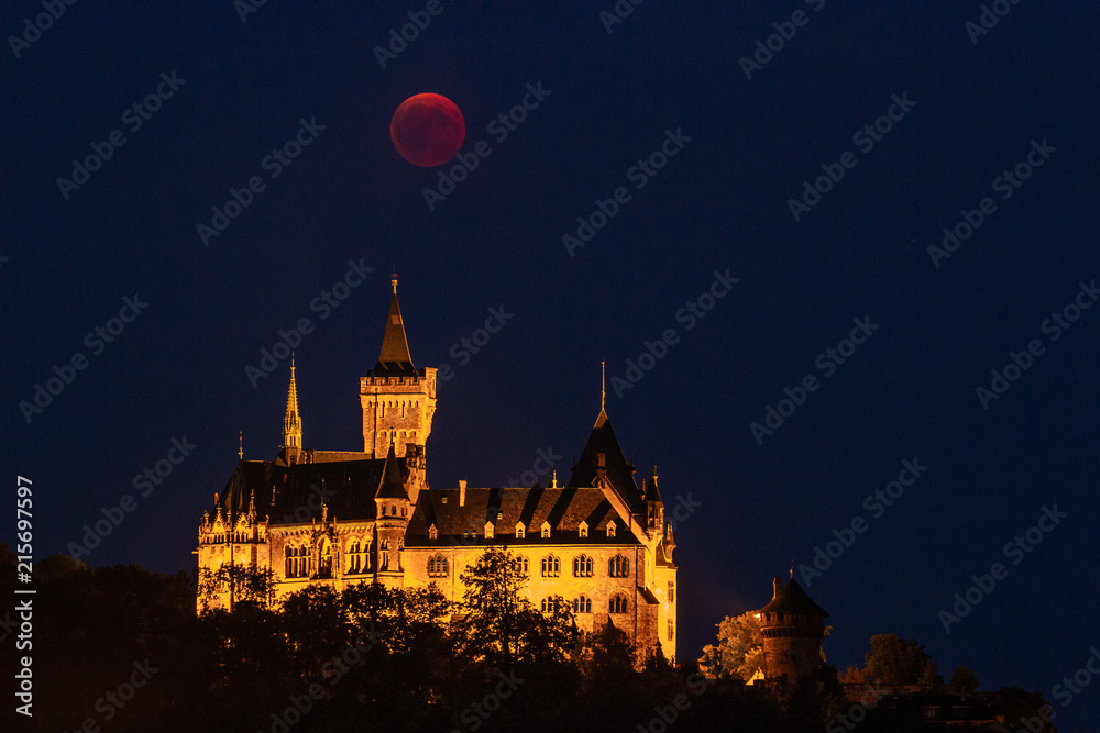 Roter Mond über dem historischen Schloss Wernigerode
