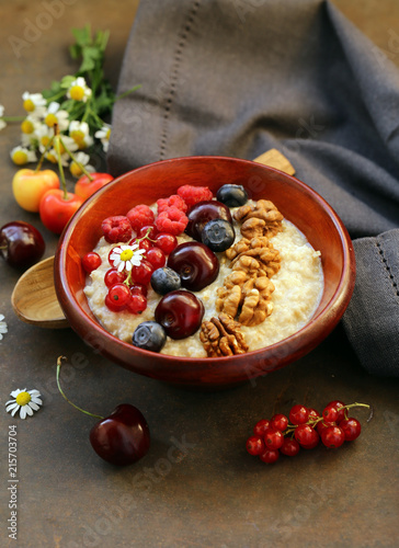 Fényképezés oat porridge with berries for breakfast