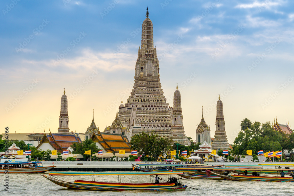 Obraz premium Longtail łodzie na rzece Menam w Temple of Dawn, Wat Arun, Bangkok