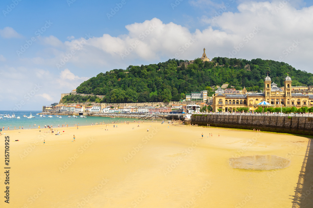 Obraz premium San Sebastian beach Concha with facades of old town, Pais Vasco, Spain